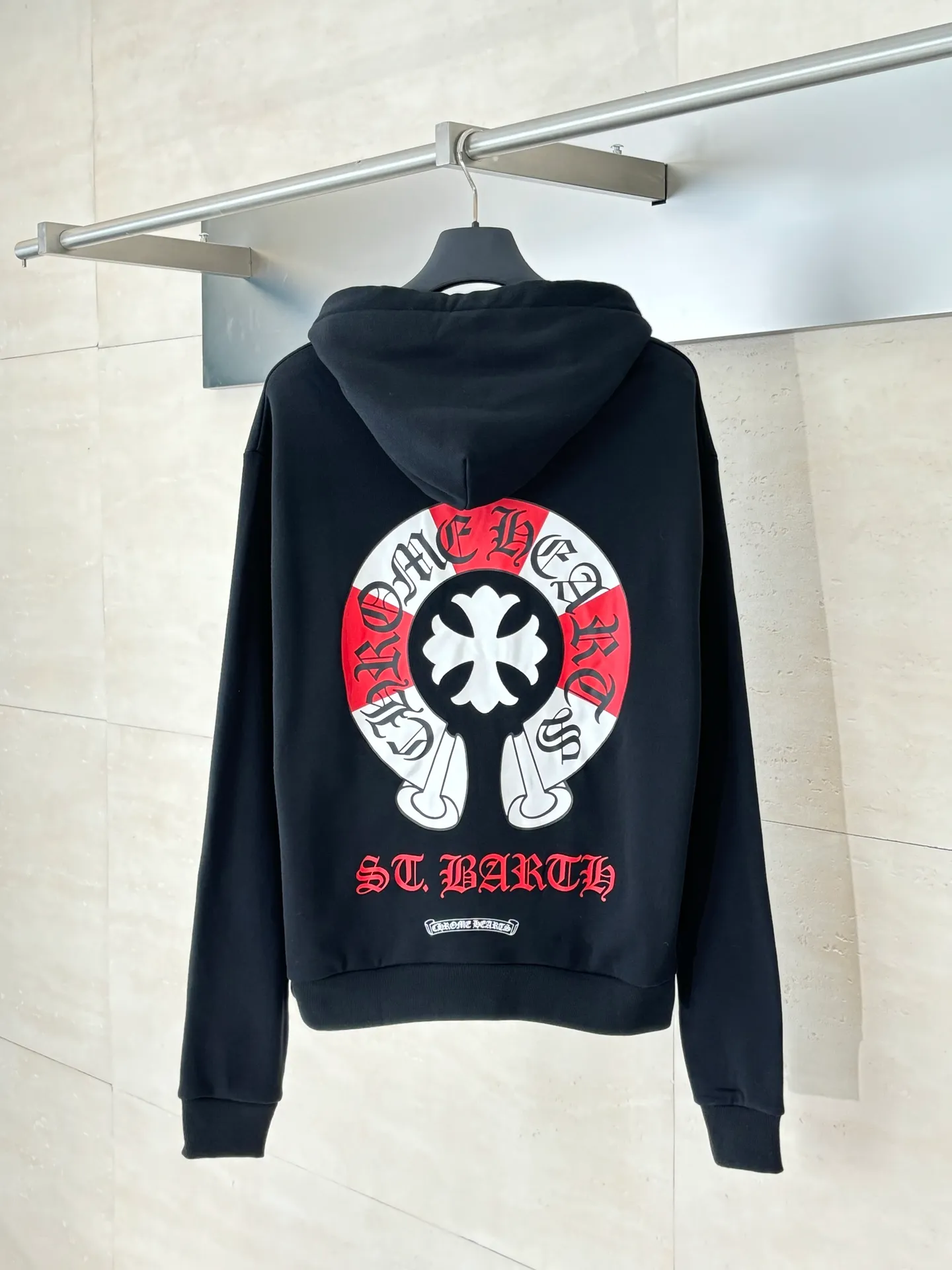 🅿️456 Come Hearts*/Cro Hearts 25 new letter printed zipper hooded sweatshirt is made of 100% custom-woven and dyed pure cotton fabric with thin velvet lining. The front and rear logo printing uses a special pulp printing process. Its characteristic is to use glue with high performance to print m to create a sense of layering on the printed pattern. Accessories that match the new YB mold. m The zipper puller and back hem are custom-developed using silver-plated foti material. m The cuffs and hem have a shrinking effect. m The front panel is manually cut and positioned. Hand-sewn hand pocket design. The overall routing is straight and delicate. Size: S/M/L/XL
